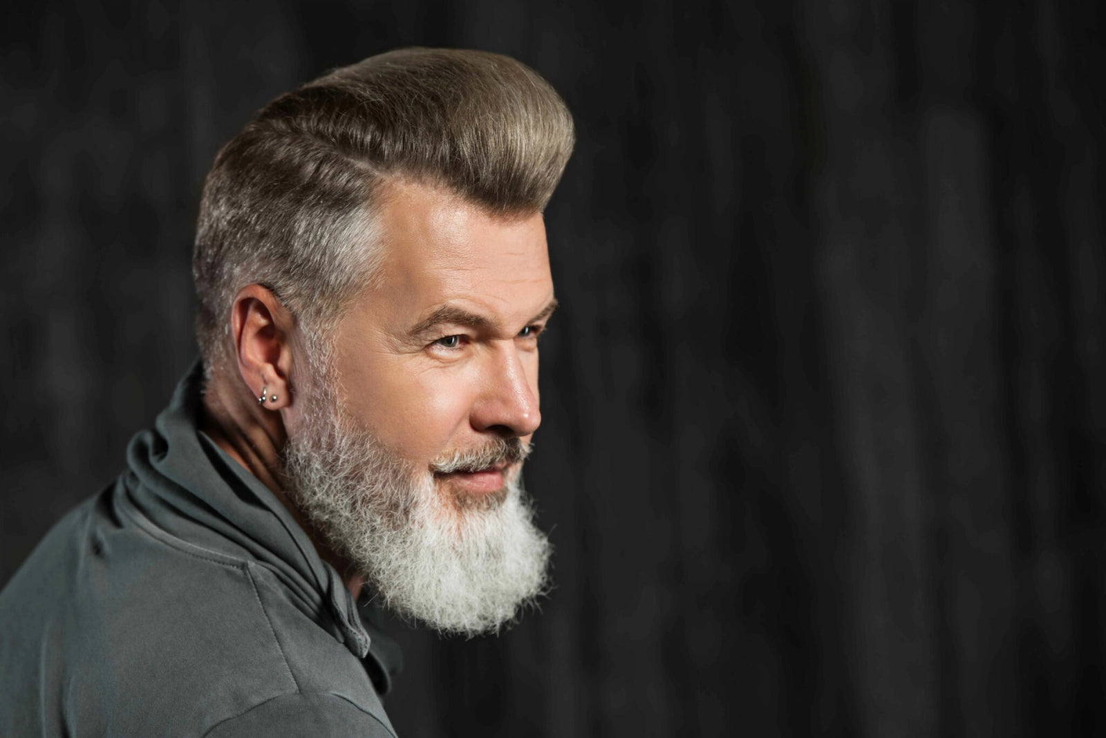 Nicht älter, sondern besser! So holen Männer mit grauem Bart das meiste aus ihrem Look heraus