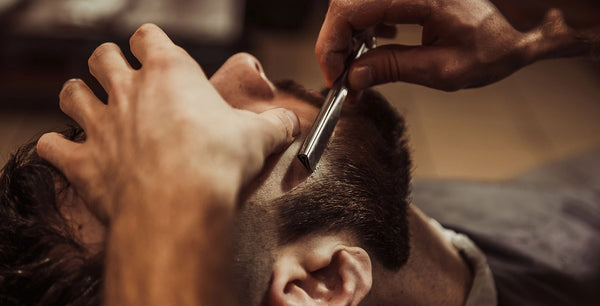 Bartkonturen perfekt rasieren mit Rasierhobel und Rasiermesser: So geht’s